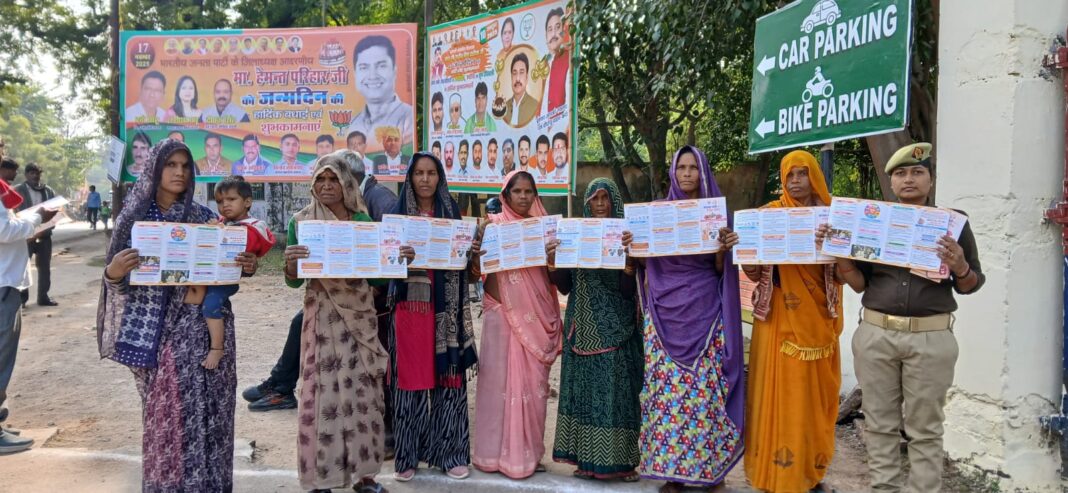 महिलाओं को जानकारी देतीं पुलिस ।