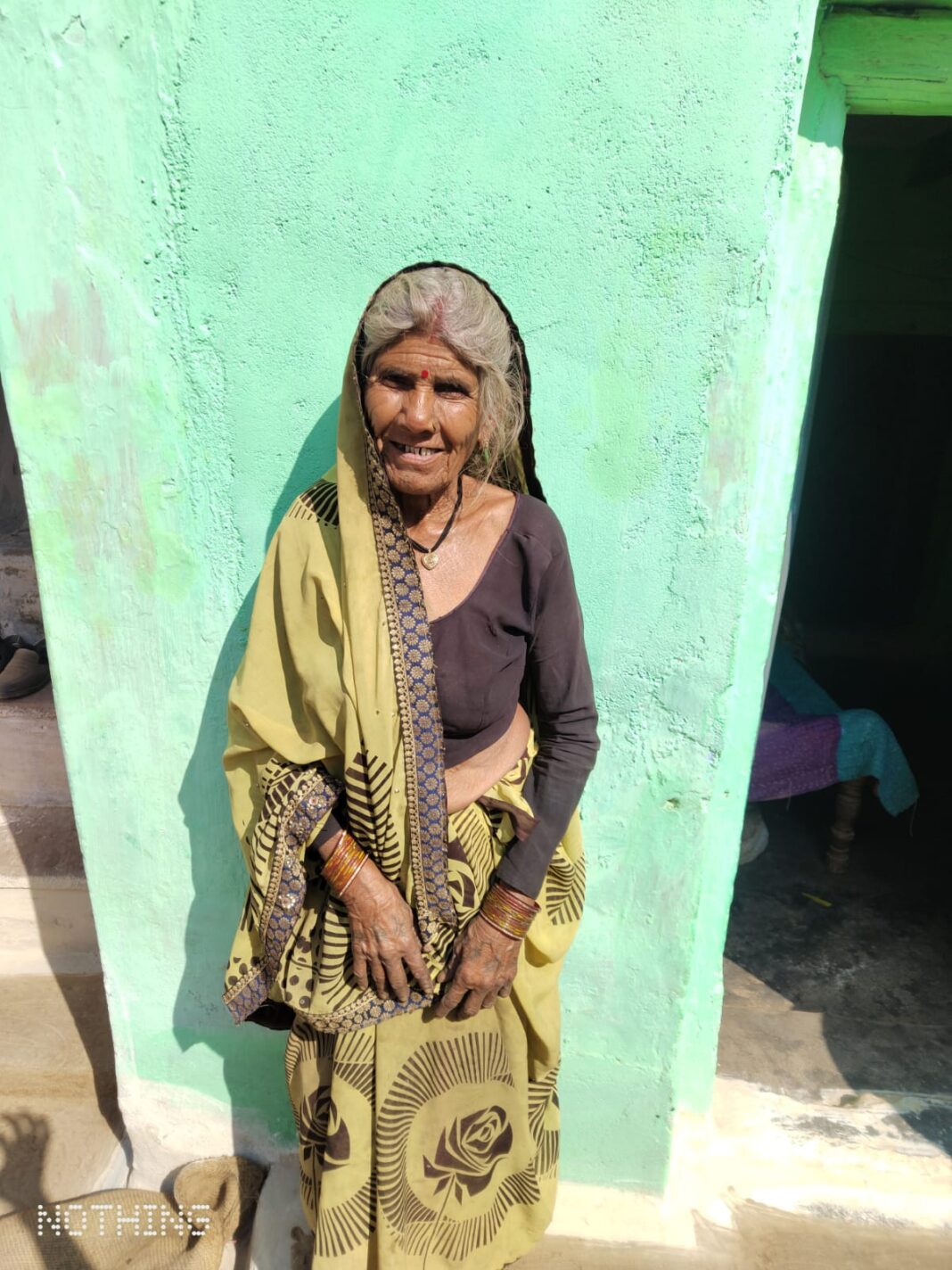 गांव की एक वृद्ध महिला रेलवे ट्रैक पार करते समय तेज रफ्तार ट्रेन की चपेट में आ गई