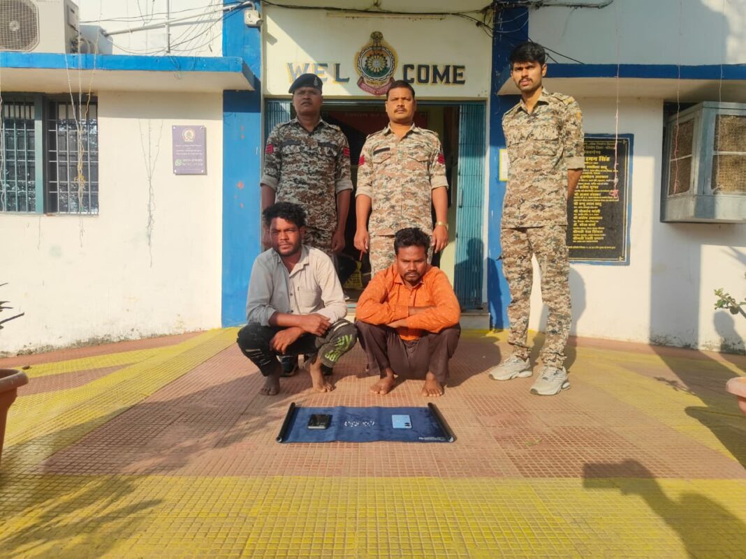 22 नग बहुमूल्य हीरा जैसे पत्थरों के साथ दो तस्कर गिरफ्तार