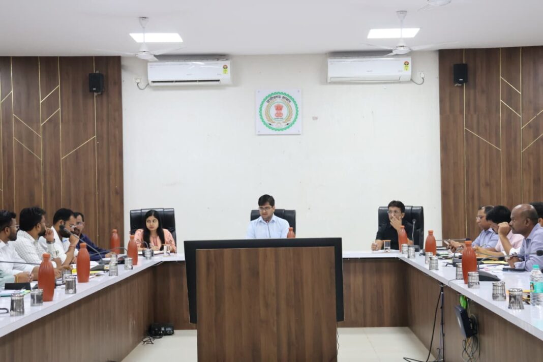 “कलेक्टर श्री संबित मिश्रा ने विकास को रफ़्तार देने की हिदायत — शासकीय योजनाओं के शत-प्रतिशत सैचुरेशन पर जोर