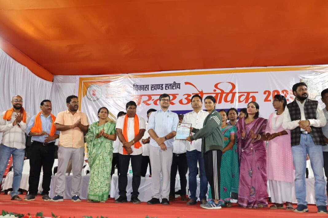 बस्तर ओलंपिक के ब्लॉक स्तरीय प्रतियोगिता का समापन, उत्कृष्ट खिलाड़ियों को किया गया सम्मानित बीजापुर 12 नवंबर 2025/जिले में आयोजित बस्तर ओलंपिक के ब्लॉक स्तरीय प्रतियोगिता का 11 नवंबर को भव्य समापन हुआ। इस अवसर पर विभिन्न खेल विधाओं में उत्कृष्ट प्रदर्शन करने वाले खिलाड़ियों को पुरस्कृत कर सम्मानित किया गया। कार्यक्रम में मुख्य अतिथि के रूप में पूर्व मंत्री श्री महेश गागड़ा उपस्थित रहे। उन्होंने खिलाड़ियों का उत्साहवर्धन करते हुए कहा कि इस प्रकार के आयोजन ग्रामीण क्षेत्रों की छिपी हुई प्रतिभाओं को सामने लाने का कार्य करते हैं और युवाओं में खेल भावना एवं ऊर्जा का संचार करते हैं। समापन समारोह में नगरपालिका अध्यक्ष श्रीमती गीता सोम पुजारी, कलेक्टर श्री संबित मिश्रा, जिला पंचायत सीईओ सुश्री नम्रता चौबे, एसडीएम श्री जागेश्वर कौशल, तथा डिप्टी कलेक्टर श्री एन. पी. गवेल सहित अनेक जनप्रतिनिधि, अधिकारी एवं कर्मचारी उपस्थित रहे। प्रतियोगिता के दौरान खिलाड़ियों ने विभिन्न खेल विधाओं में अपना शानदार प्रदर्शन किया। अधिकारियों ने विजेता खिलाड़ियों को शुभकामनाएँ देते हुए कहा कि वे जिले का नाम प्रदेश और राष्ट्रीय स्तर पर रोशन करें। कार्यक्रम के अंत में उपस्थित जनों ने खिलाड़ियों की उपलब्धियों पर प्रसन्नता व्यक्त की और उनके उज्ज्वल भविष्य की कामना की। ब्लॉक स्तरीय प्रतियोगिता में चयनित खिलाड़ी जिला स्तरीय बस्तर ओलंपिक में शामिल होंगे जिला स्तरीय बस्तर ओलंपिक का आयोजन 13 एवं 14 नवंबर को बीजापुर मुख्यालय स्थित मिनी स्टेडियम में आयोजित होगा। जिला स्तरीय कार्यक्रम के खेल विभाग सहित संबंधित विभाग द्वारा संपूर्ण तैयारी सुनिश्चित कर ली गई है।