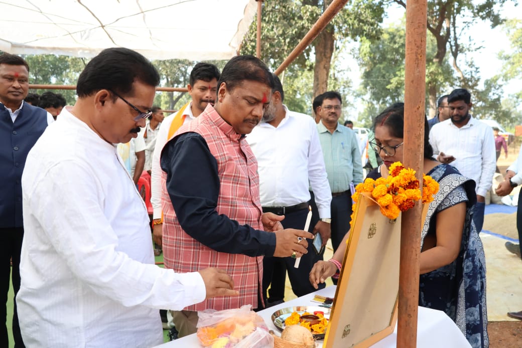 बीजापुर पहुंचें प्रभारी मंत्री श्री केदार कश्यप, धान उपार्जन केंद्र तुरनार में किसानों का तिलक एवं पुष्प गुच्छ से किया सम्मान