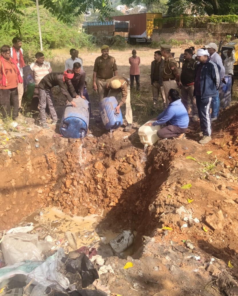 बबीना थाने में 7,800 लीटर अंग्रेजी, देशी व कच्ची शराब नष्ट