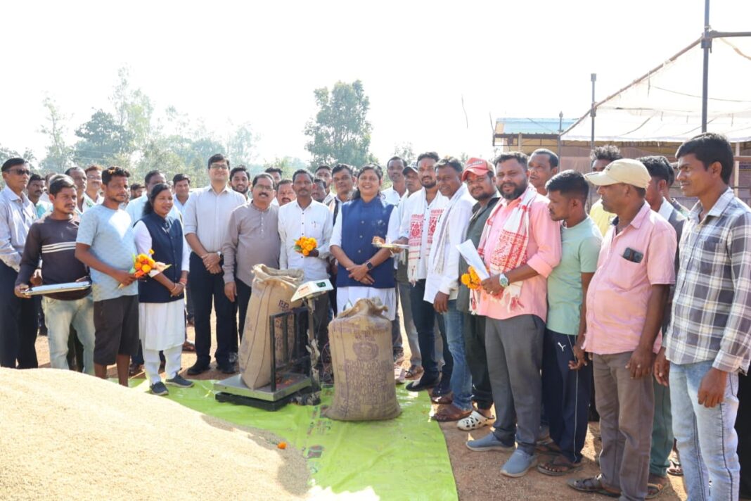 धान बेचने आए किसानों का जनप्रतिनिधियों ने की आत्मीय स्वागत