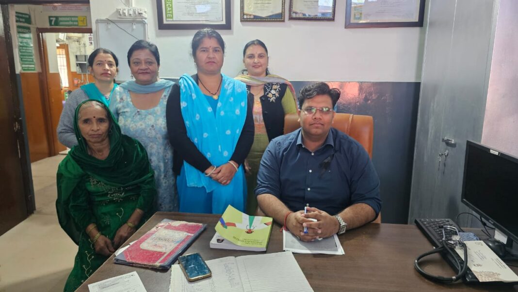 एचसीएमएसए ने एसएमओ की सीधी भर्ती का किया विरोध, डॉक्टरों ने काले बैज लगाकर जताया विरोध