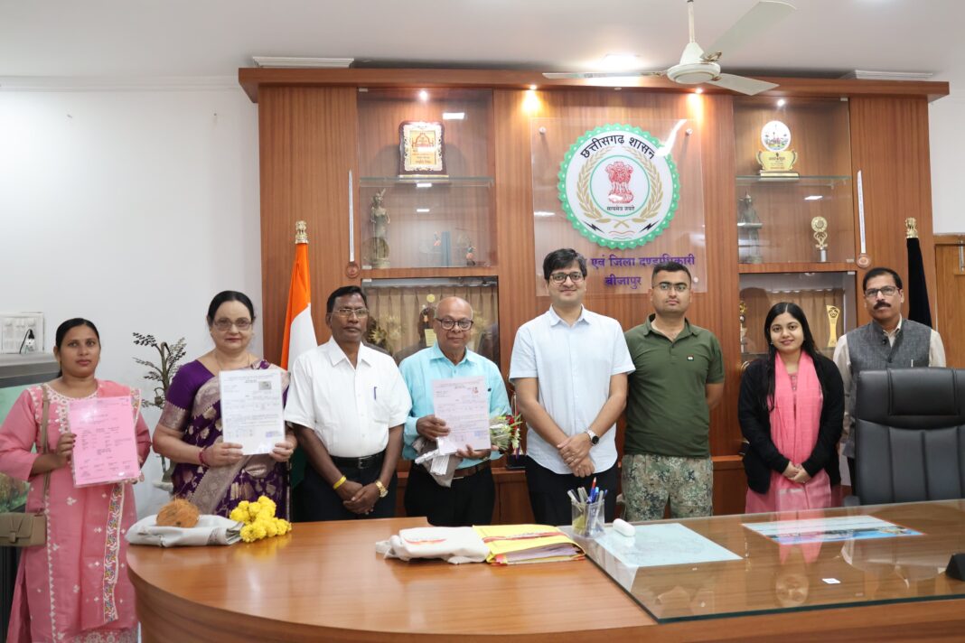 सेवानिवृत्त कर्मचारियों को कलेक्टर संबित मिश्रा ने दी भावभीनी विदाई