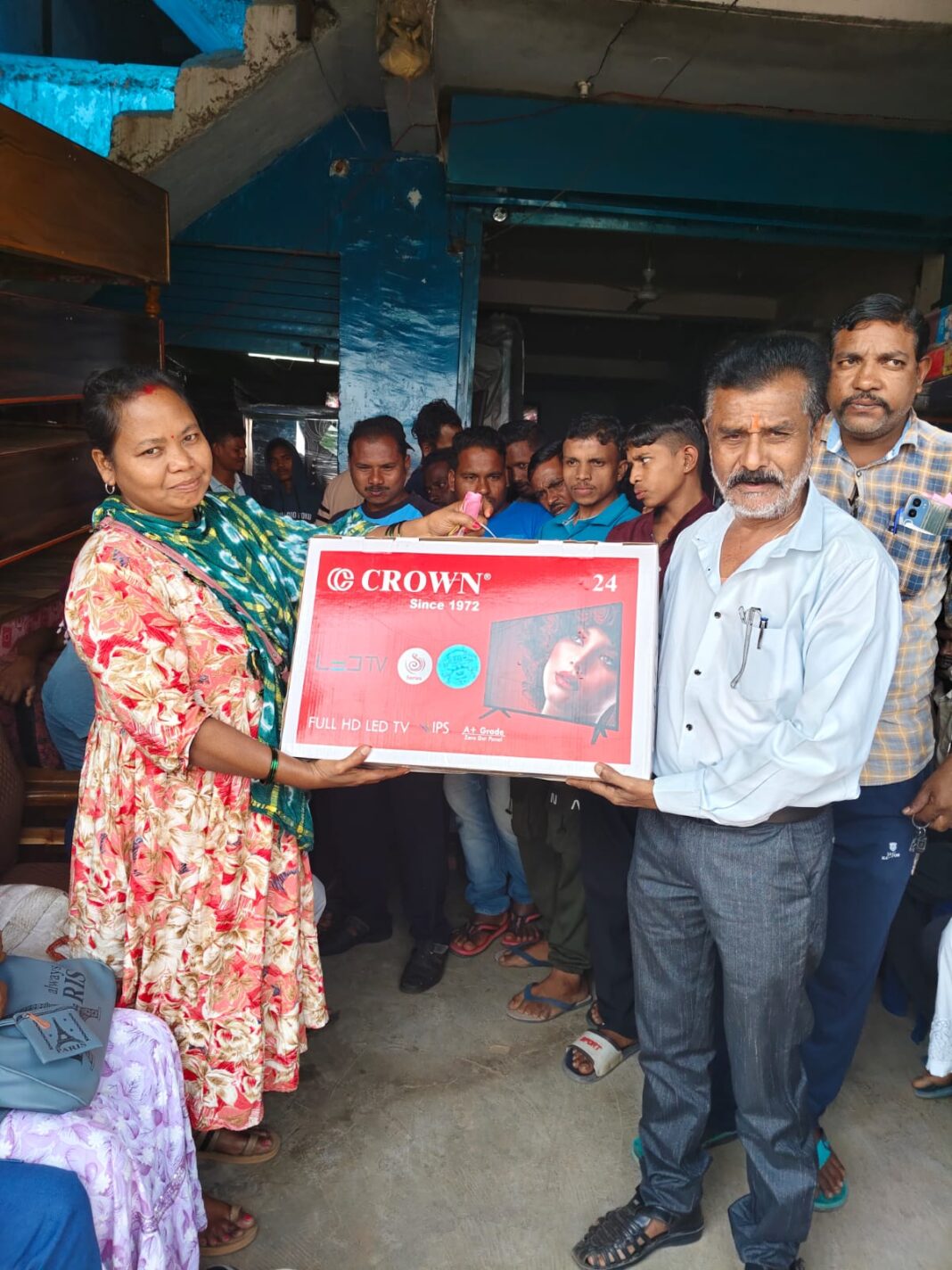 बीजापुर संगीता इंटरप्राइजेज के लकी ड्रा में ग्राहक ने जीती गिफ्ट एलइडी टीवी अलमारी ड्रेसिंग टेबल कूलर डबल बेड गद्दा सीलिंग फैन आयरन प्लास्टिक डाइनिंग टेबल